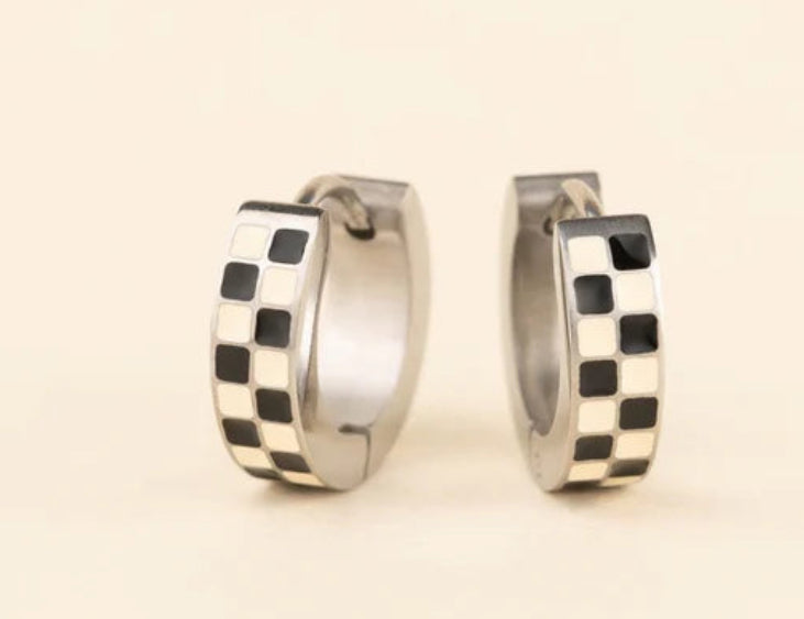 Checkered huggie