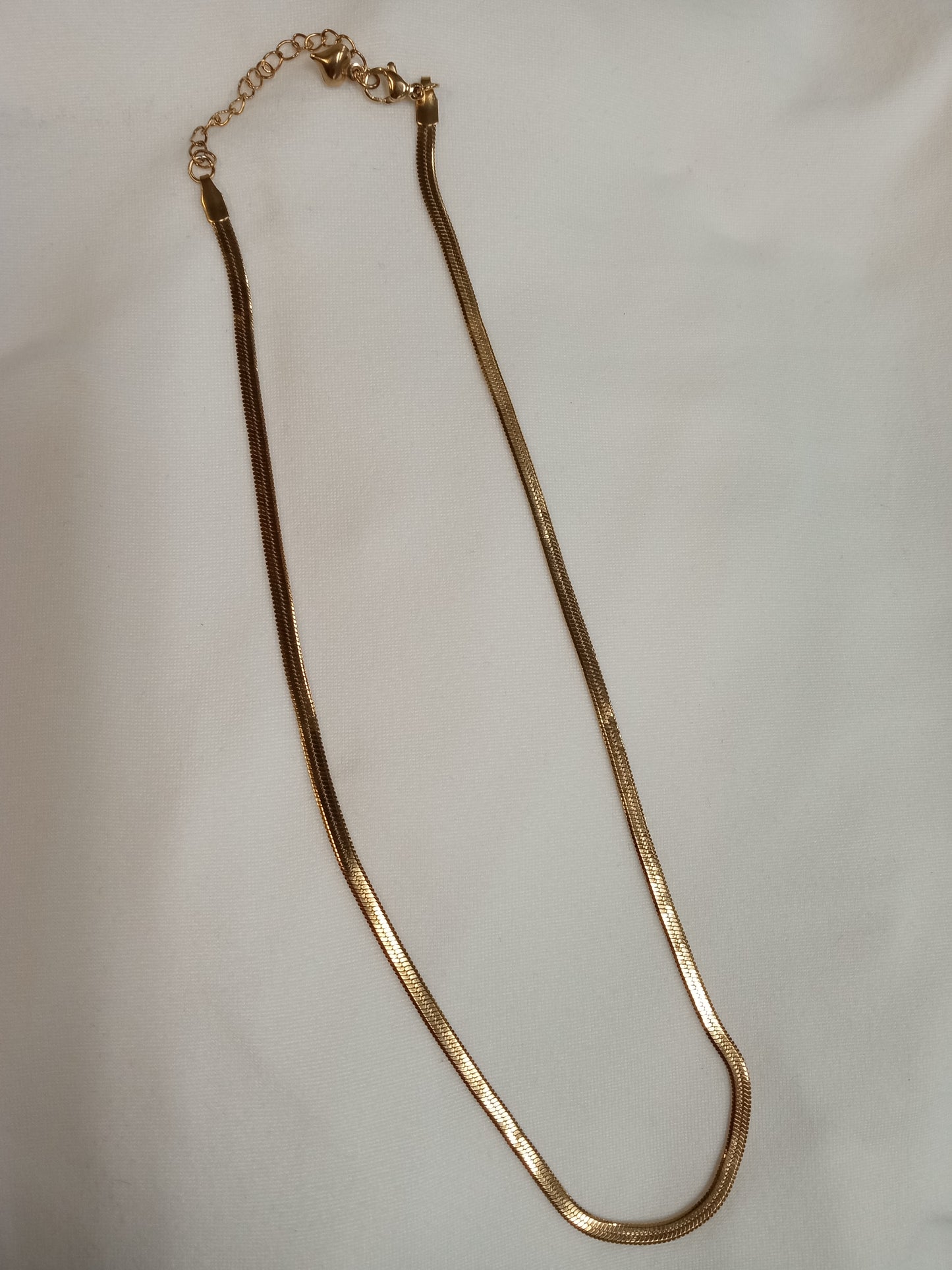Classic thin gold chain