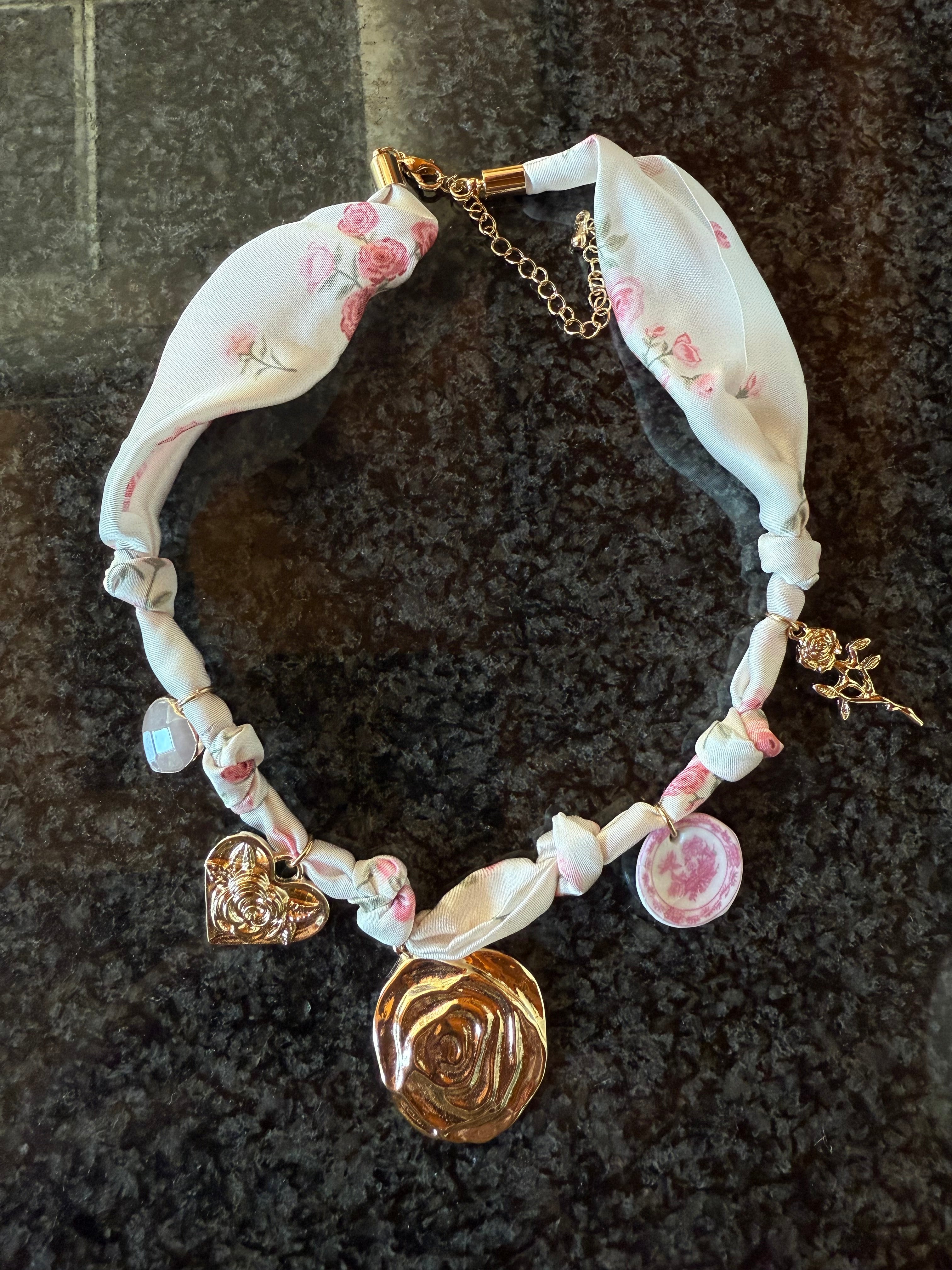 HEESEY ROSEY ヒースター ネックレス Roses are Red Necklace – 