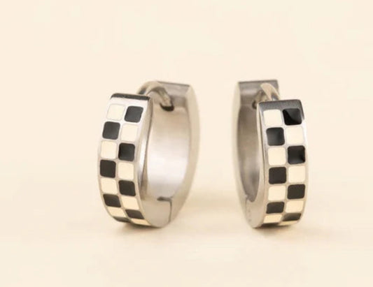 Checkered huggie
