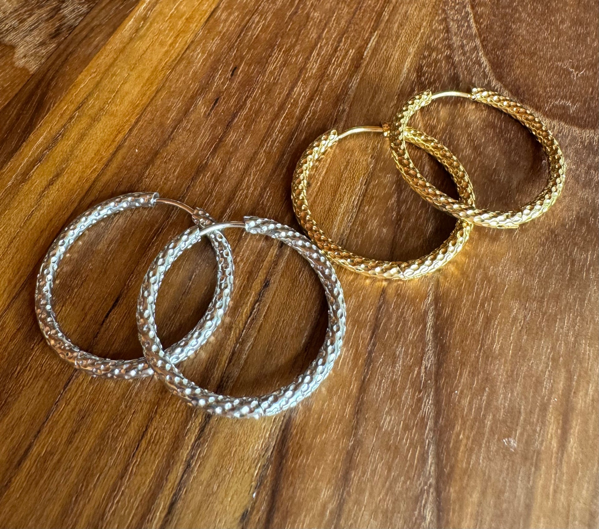 Midsized Textured huggie hoop in Gold and Silver – 